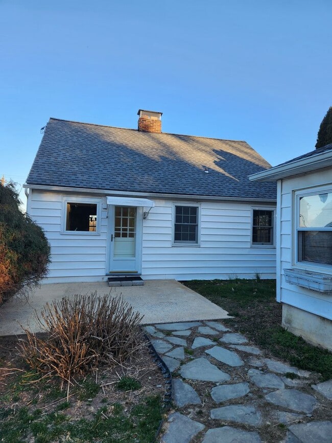 Building Photo - 344 Woodland View Dr