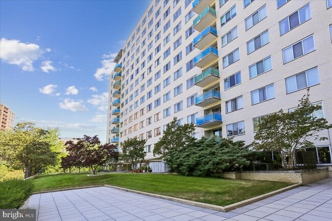 Building Photo - 10201 Grosvenor Pl