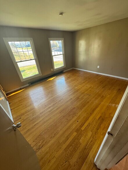 Master bedroom - 7 Lawrence Ave