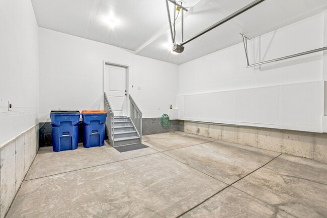 Building Photo - 8953 Whiteclover St