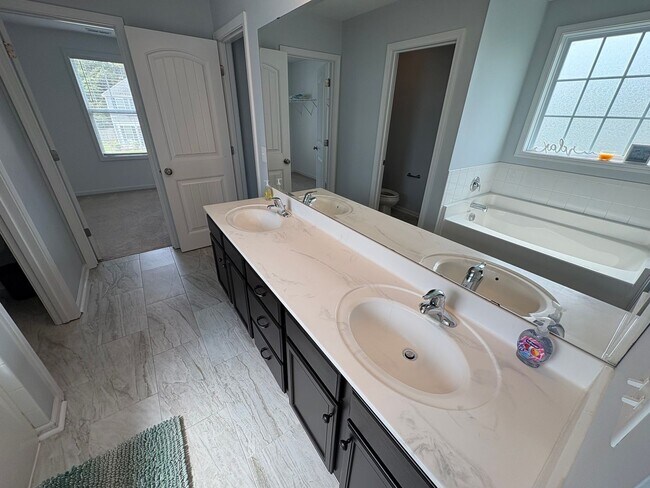 Building Photo - 3bd/2.5ba home with flexible Lease Length