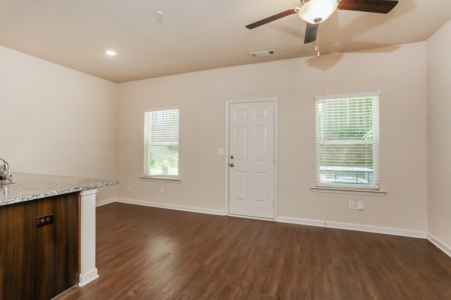 Building Photo - 408 Highwood Ln