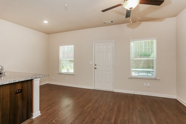 Building Photo - 408 Highwood Ln