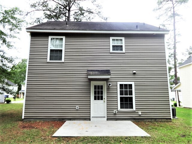 Building Photo - 8740 Red Oak Dr