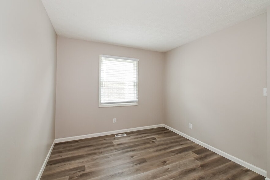 Building Photo - 1068 W Southport Rd