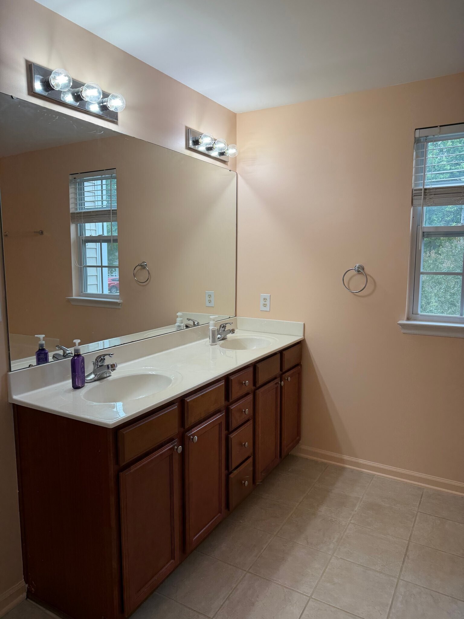 Building Photo - 623 Oakfield Tr