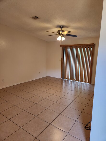 Living room - 8349 Country Walk Dr