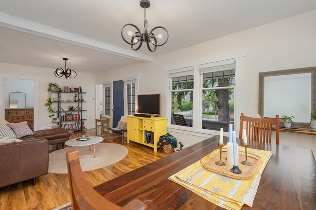 Building Photo - Charming 2 Bed, 1 Bath Home with Bonus Off...