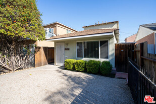 Building Photo - 1314 N Hollywood Way