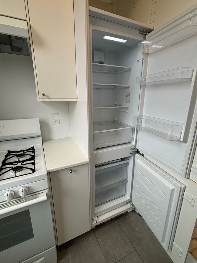 Building Photo - Updated Corner Unit at the Swarthmore in Foggy Bottom