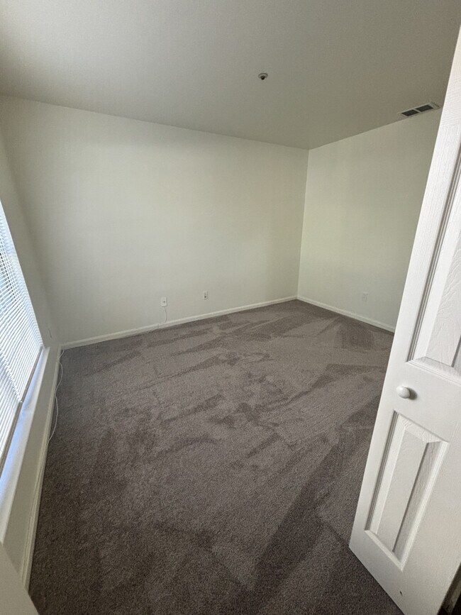 Building Photo - 4805 River Valley Way