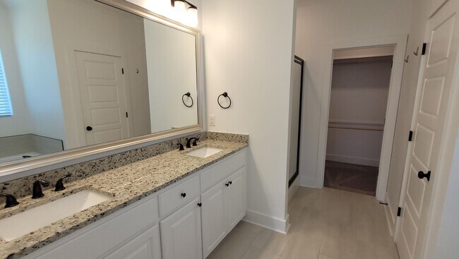 Building Photo - 4bed/3bath single story home in Denham Springs!