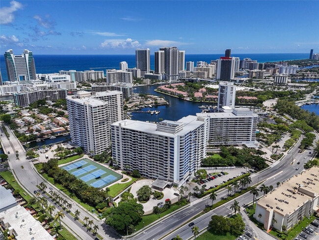 Building Photo - 2500 Parkview Dr