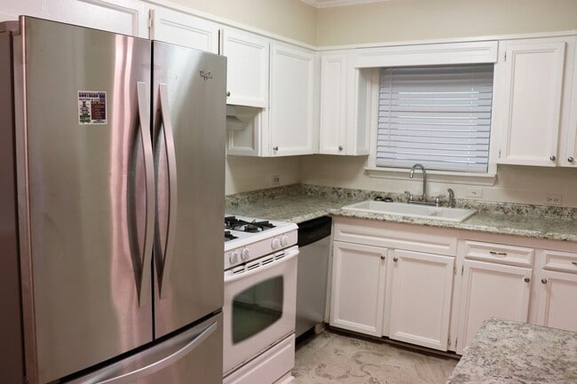 Building Photo - Bossier City, LA - 71112 - Beautifully upd...