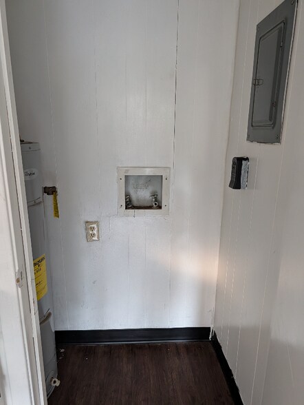 Building Photo - 104 Holland St