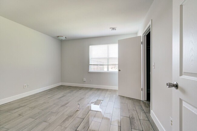 Building Photo - Welcome Home – Where Comfort Meets Modern Living!