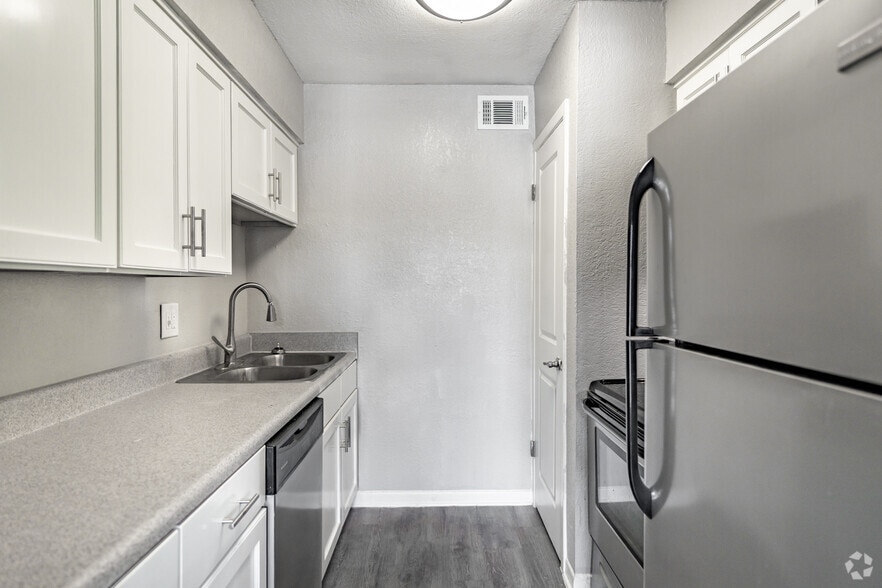 1BR, 1BA - 702SF - Kitchen - St. Charles Row