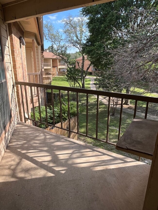 Building Photo - Quiet 1-Bed Condo, New Bedroom Floor, Balc...