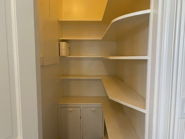 Building Photo - 2 Bedroom, 1 Bath Plus Office