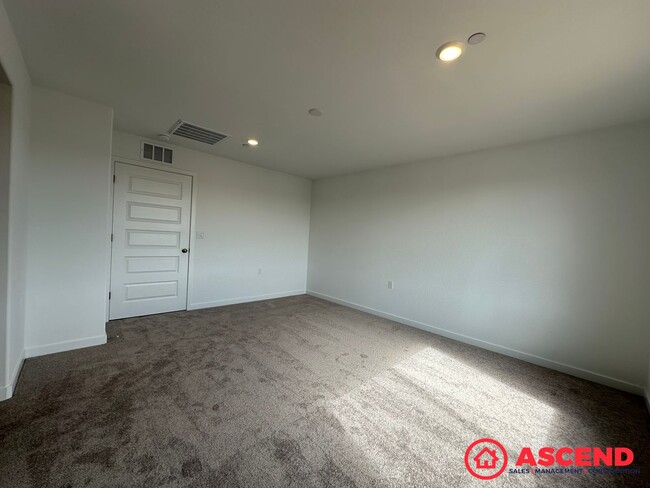 Building Photo - 4 Bedroom Home in Gossamer Grove!