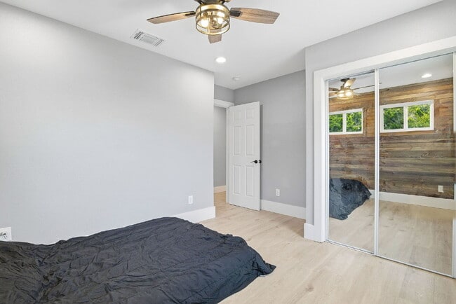 Building Photo - All-Inclusive Lakeside Living: 2BR Home with Flexible Lease Terms