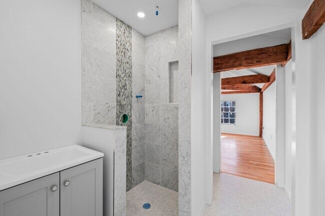 Building Photo - 14 Lynde St