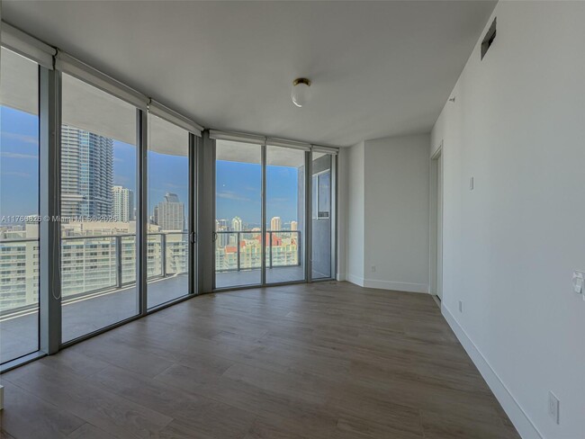 Building Photo - 1300 Brickell Bay Dr