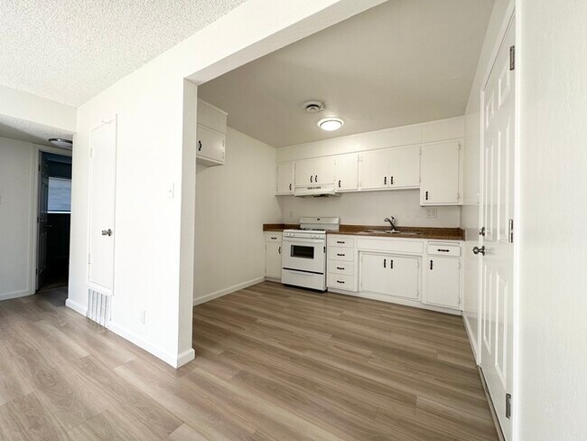 Building Photo - Charming 2 bedroom and 1 bath Duplex in Sacramento