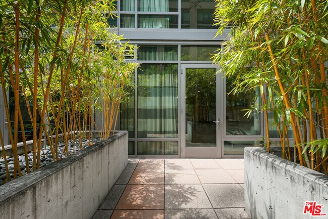 Building Photo - 1100 S Hope St