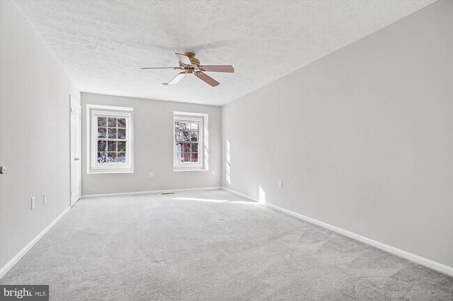 Building Photo - 4623 University Dr