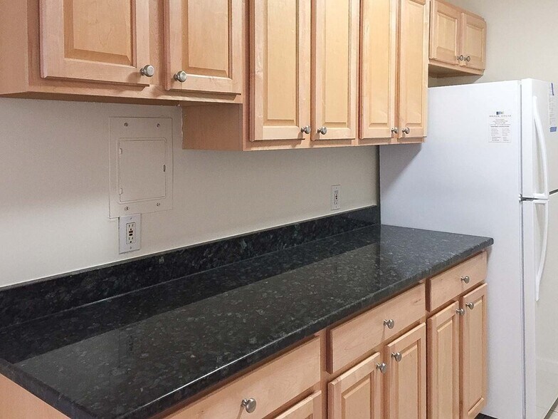 Building Photo - 33 Pond Ave