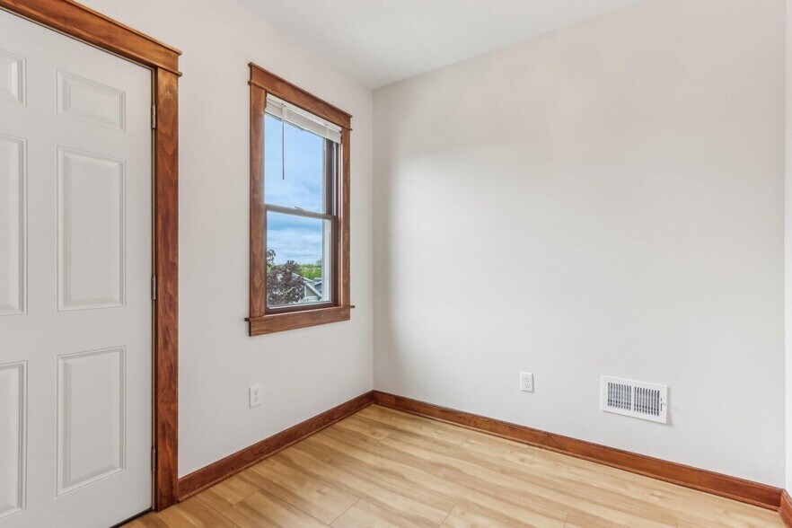 Upper Landing - 351A E Deer Pl