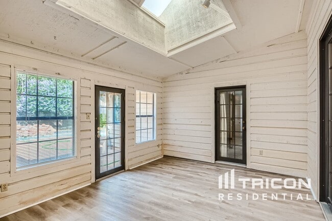Building Photo - 5003 Willow Park Dr