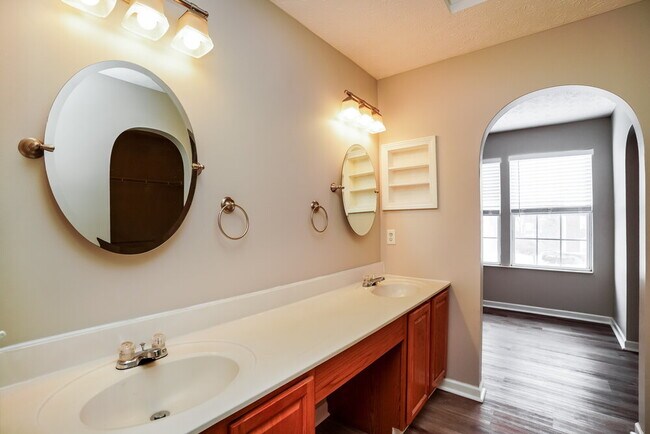 Building Photo - 283 Pinecrest Dr