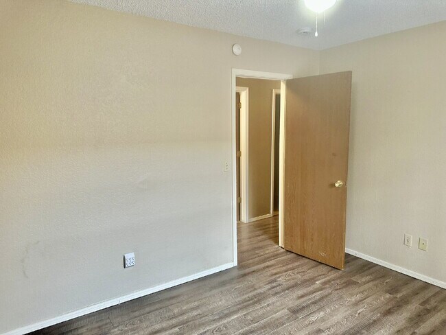 Building Photo - 1909 Cypress Pl