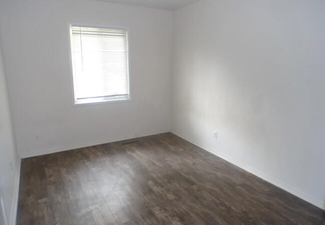Building Photo - 995 Hillridge Rd