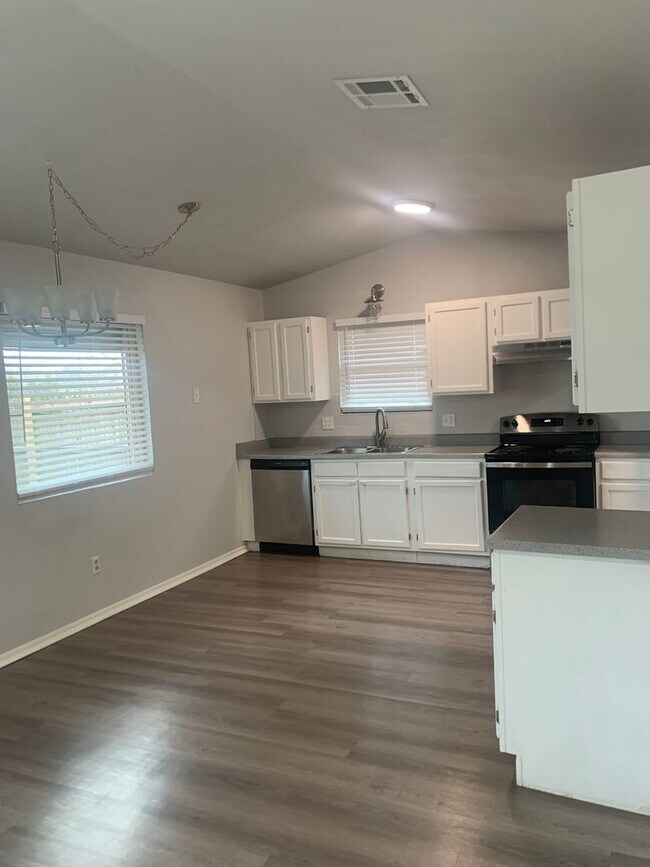 Building Photo - Renovated 3 Bedroom/ 1.5 Bath in Great Neighborhood