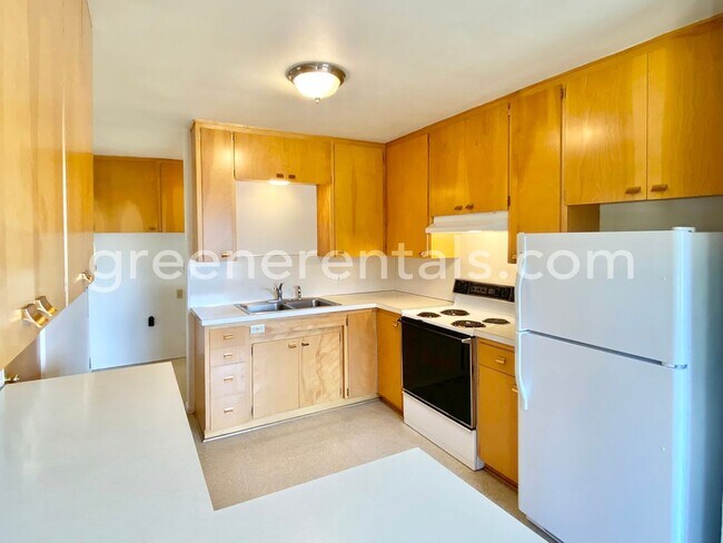Building Photo - Large 2BD/2BA Montesano Duplex