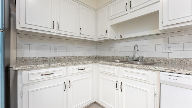Building Photo - 6806 Cove Cir
