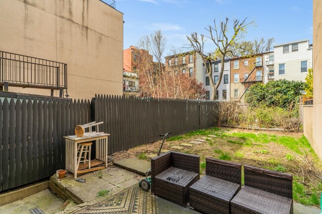 Building Photo - 214 6th St