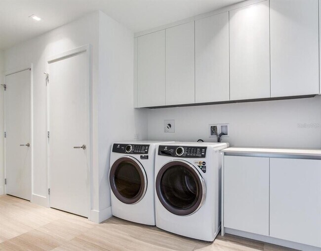 Building Photo - 2912 W Santiago St