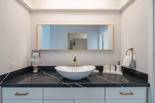 Building Photo - 10615 N 63rd Dr