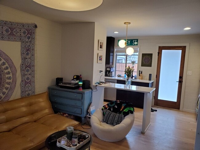 Interior Photo - Remington1705 (KC-JF-NB)