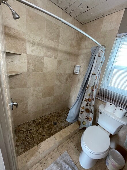 Building Photo - 707 Seagirt Ct