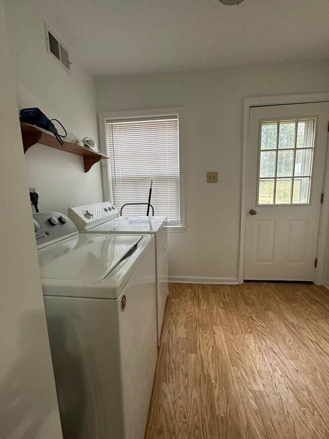 Building Photo - 109 E Pall Mall St