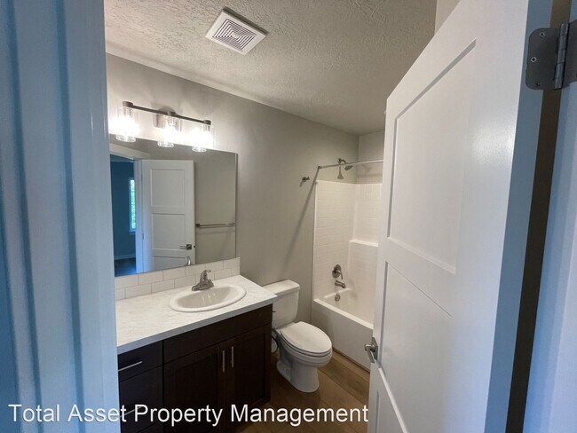 Building Photo - 3 br, 2.5 bath House - 1400 N Liberty