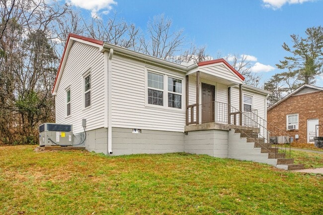 Building Photo - Renovated 2 bedroom home for rent Near Downtown Clarksville!