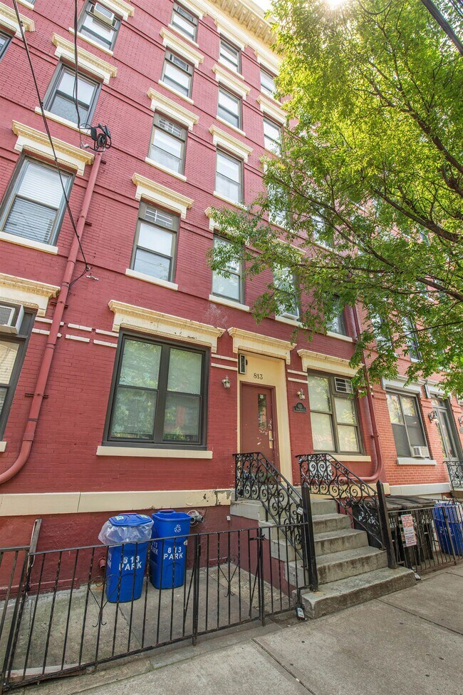 Building Photo - 813 Park Ave