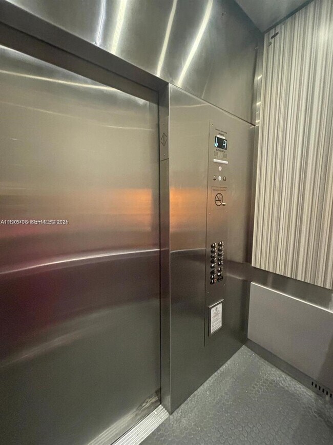 Building Photo - 17011 N Bay Rd