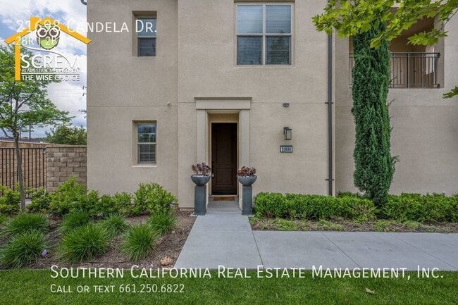 Building Photo - Updated Two Bedroom Detached Home in Gated...